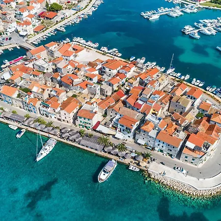 Amazing In Tribunj With Wifi&4 Bedrooms Vakantiehuis *